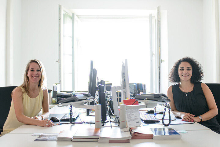 Zwei Frauen im Büro vor Computern