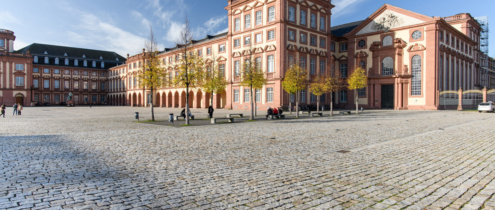 Das Bild zeigt den Ehrenhof der Universität Mannheim und einen Teil des Schlosses