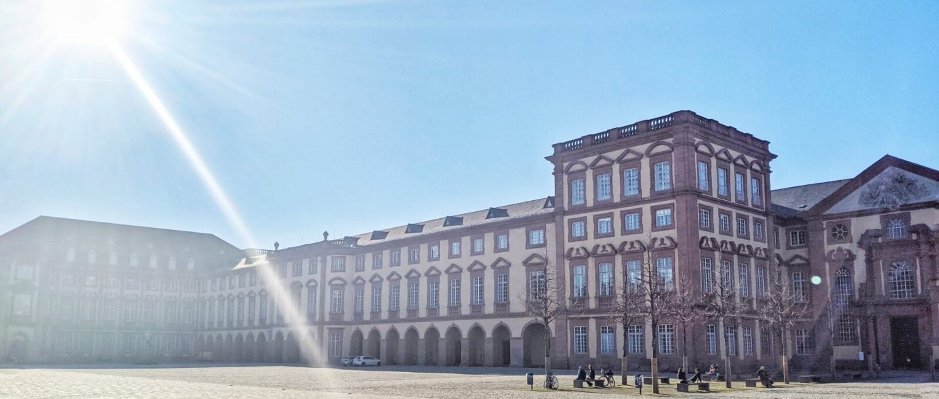 Ehrenhof und Schloss im Sonnenschein