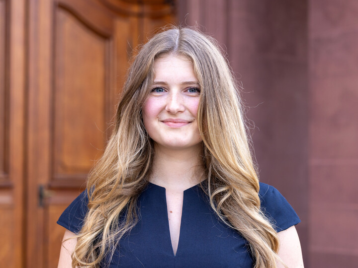 Ann-Kathrin Sehr hat lange helbraune Haare und ein blaues Oberteil. Sie lächelt in die Kamera.