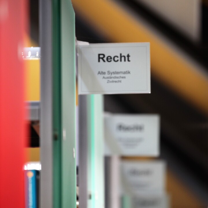 Bücherregale mit Beschriftung