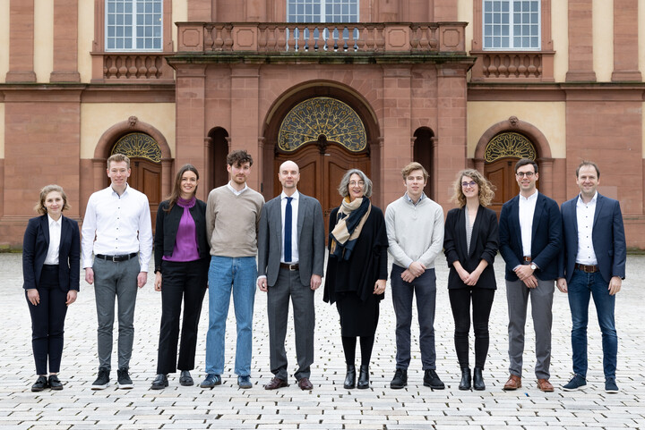 Bild des Teams des Lehrstuhls für Bürgerliches Recht, Internationales und Europäisches Wirtschaftsrecht vor dem Mannheimer Schloss