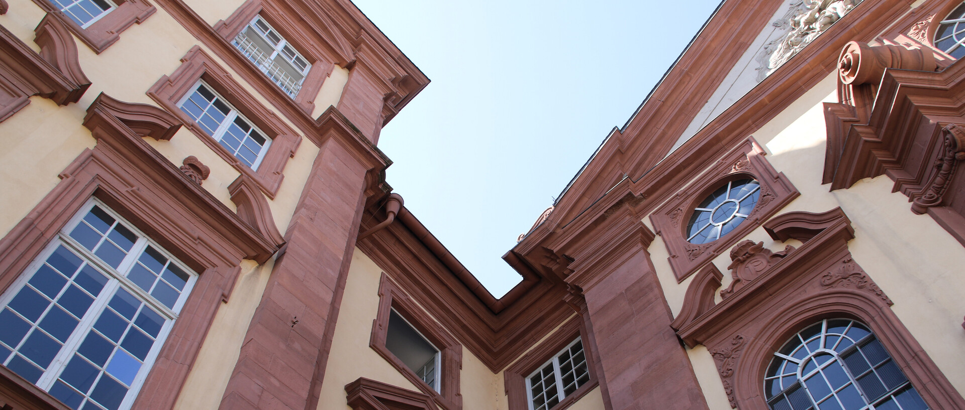 Eingang in Westflügel vor Universitätskirche