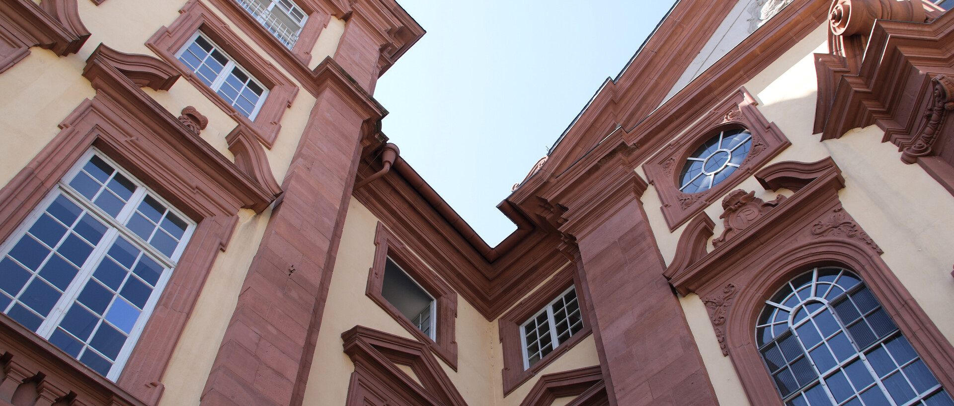 Eingang in den Westflügel des Schlosses vor der Universitätskirche