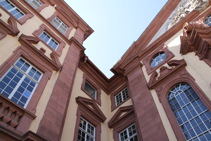 Eingang in den Westflügel vor der Universitätskirche