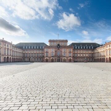 Das Mannheimer Barockschloss und der Ehrenhof.