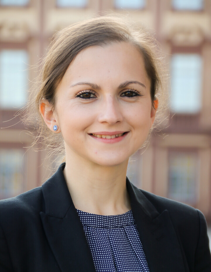 Berina Fischinger-Corbo in schwarzem Jackett vor dem Schloss