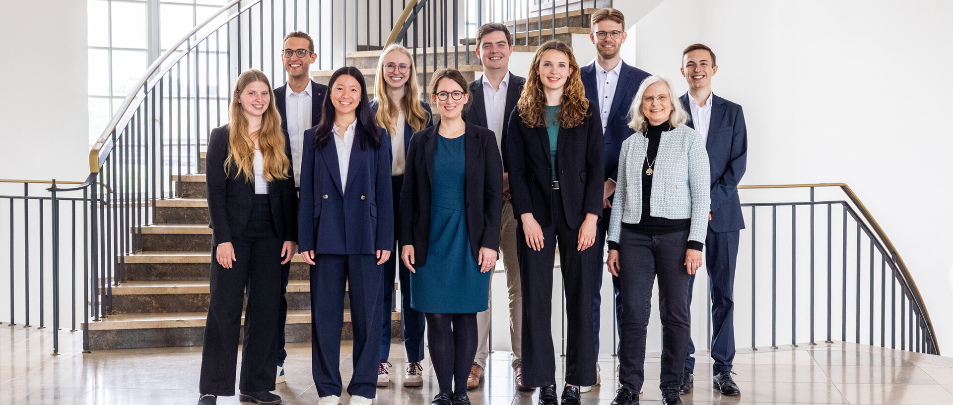 Gruppenbild des Lehrstuhls Egidy vor einem Treppenaufgang im Mannheimer Schloss.