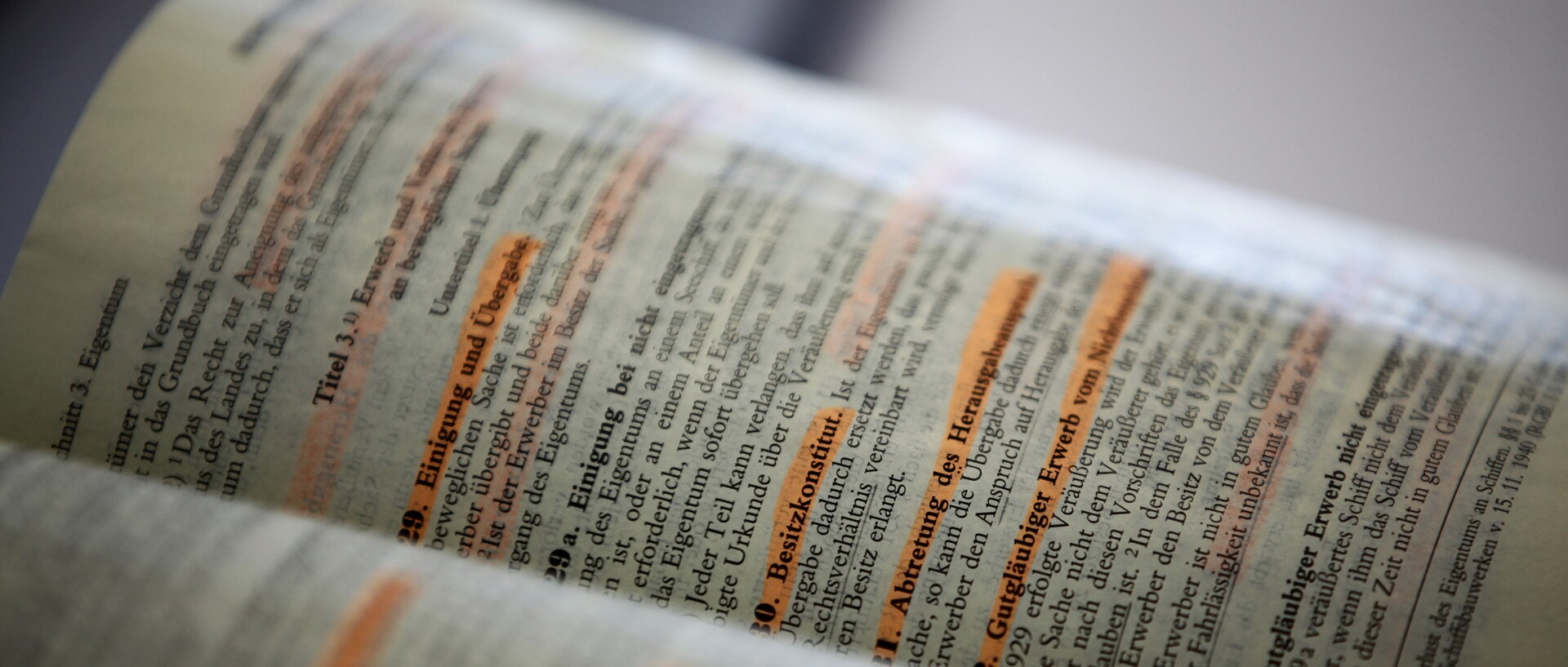 Aufgeschlagenes Buch mit Markierungen 