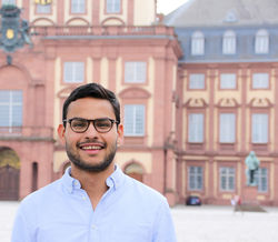 Julián Garceranth Fuentes in einem hellblauen Hemd vor dem Schloss