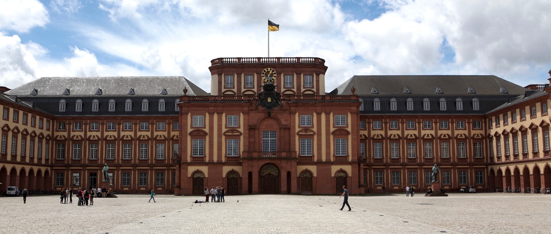 Schloss und Ehrenhof in der Sonne