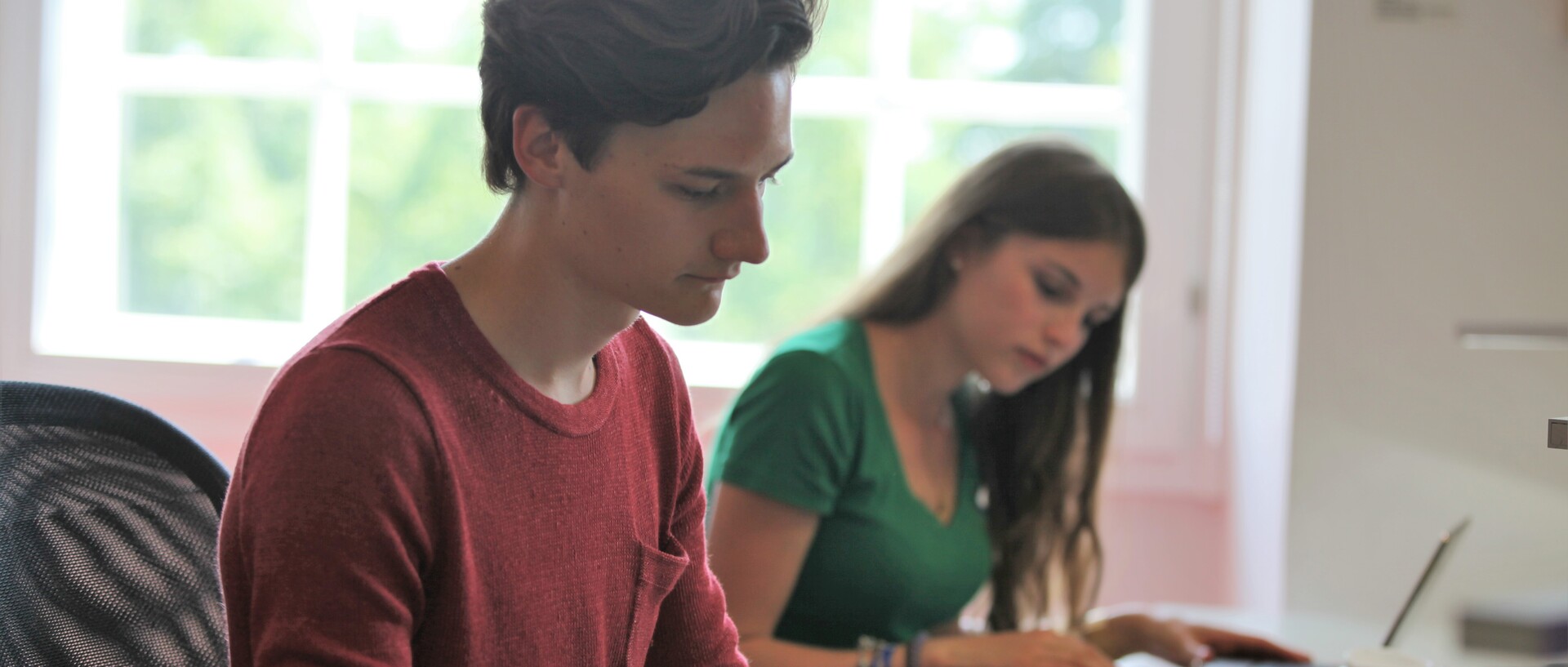 Zwei Studierende vor aufgeschlagenen Büchern