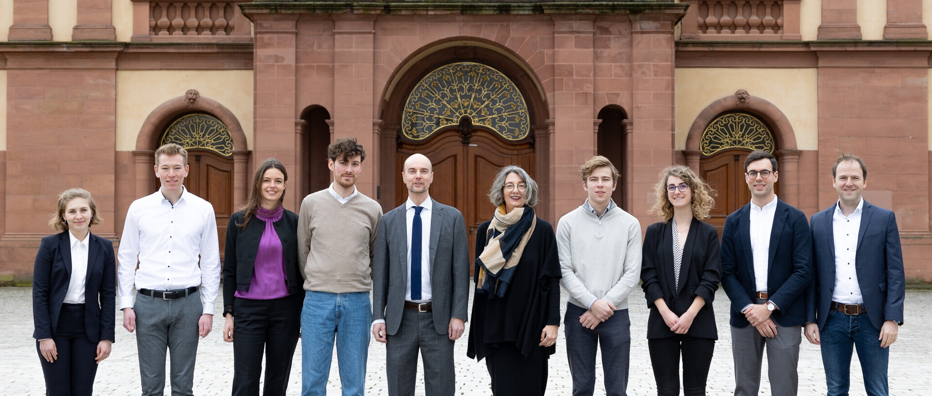 Bild des Teams des Lehrstuhls für Bürgerliches Recht, Internationales und Europäisches Wirtschaftsrecht vor dem Mannheimer Schloss