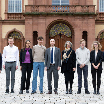 Bild des Teams des Lehrstuhls für Bürgerliches Recht, Internationales und Europäisches Wirtschaftsrecht vor dem Mannheimer Schloss