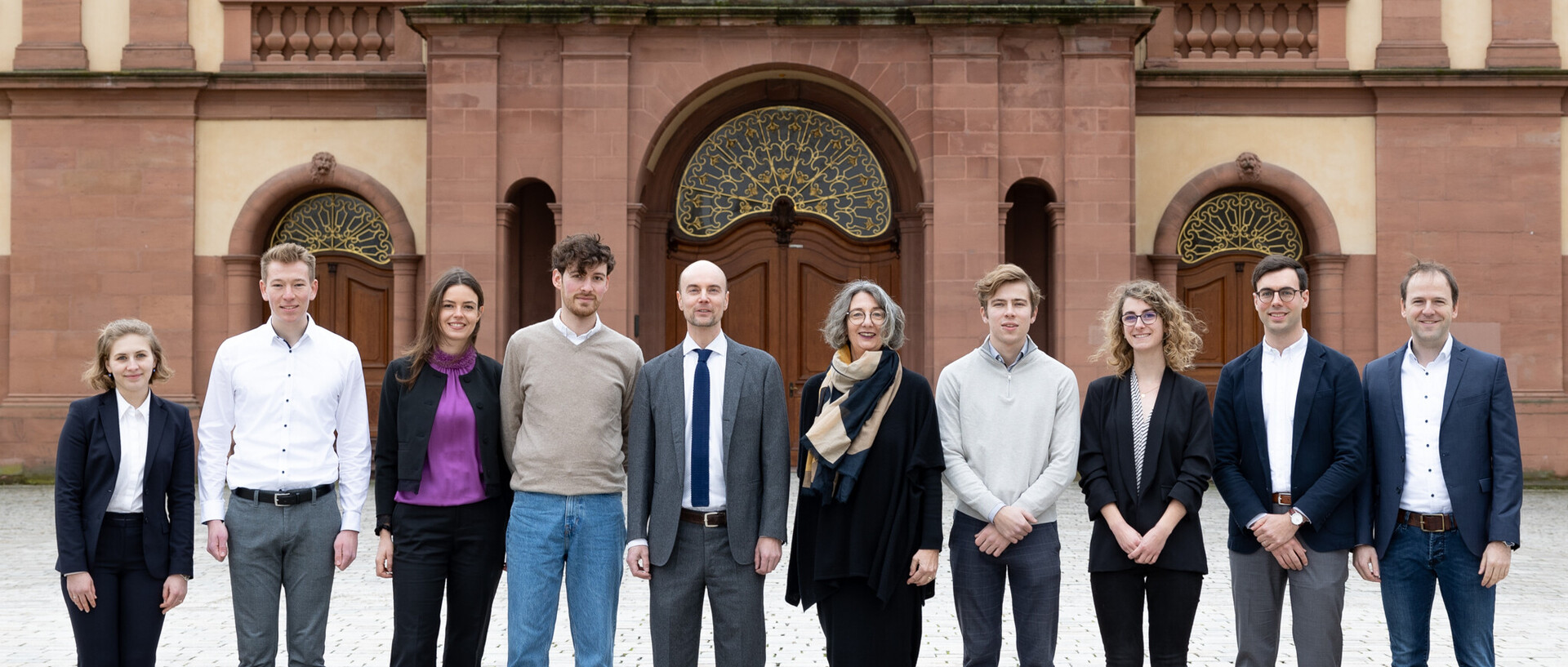 Bild des Teams des Lehrstuhls für Bürgerliches Recht, Internationales und Europäisches Wirtschaftsrecht vor dem Mannheimer Schloss