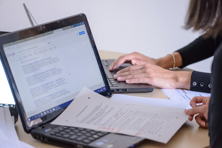 Zwei Frauen arbeiten an ihren Laptops.