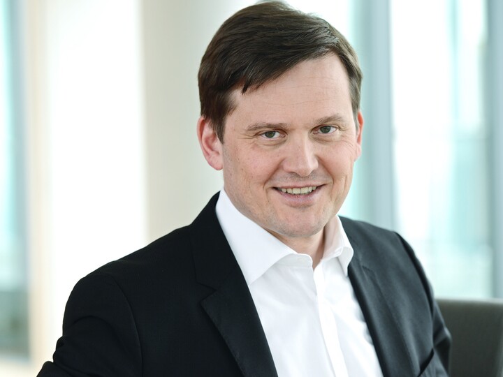 Frank Miram in schwarzer Anzugsjacke und weißem Hemd