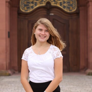 Maren Wirth vor dem Schloss
