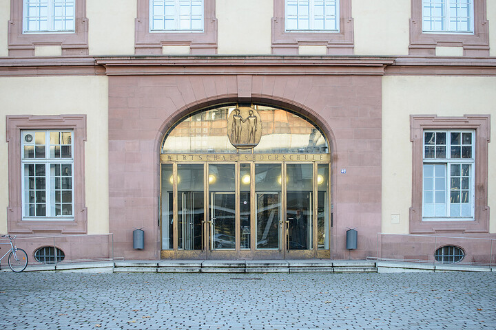 Der Haupteingang der Universität Mannheim.