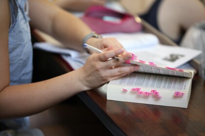 Hände einer Person, die in Gesetz blättert 