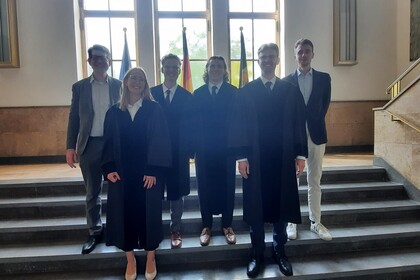 Sechs Personen auf einer Treppe.