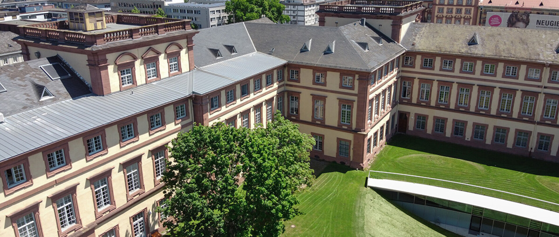 Das Mannheimer Barockschloss von oben und die Stadt mit dem Fernsehturm im Hintergrund.