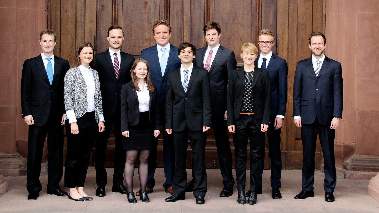 Gruppe von Studierender in formeller Kleidung vor dem Schloss