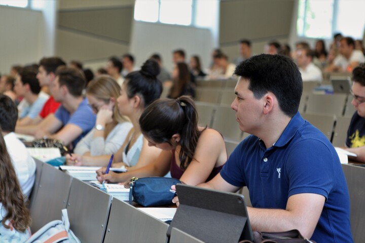 Studierende im Hörsaal