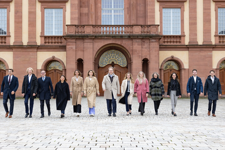 Das Team des Lehrstuhls Brand, von links nach rechts: Tom Könemann, Mario Mutschall, Conrad Waldkirch, Christina Hoffmann, Isabel Hund, Leonore Petry, Professor Brand, Sophie Klöss, Madeleine Decker, Karin Jörg, Felicia Goebel, Joel Sullivan, Ralf Günthner,