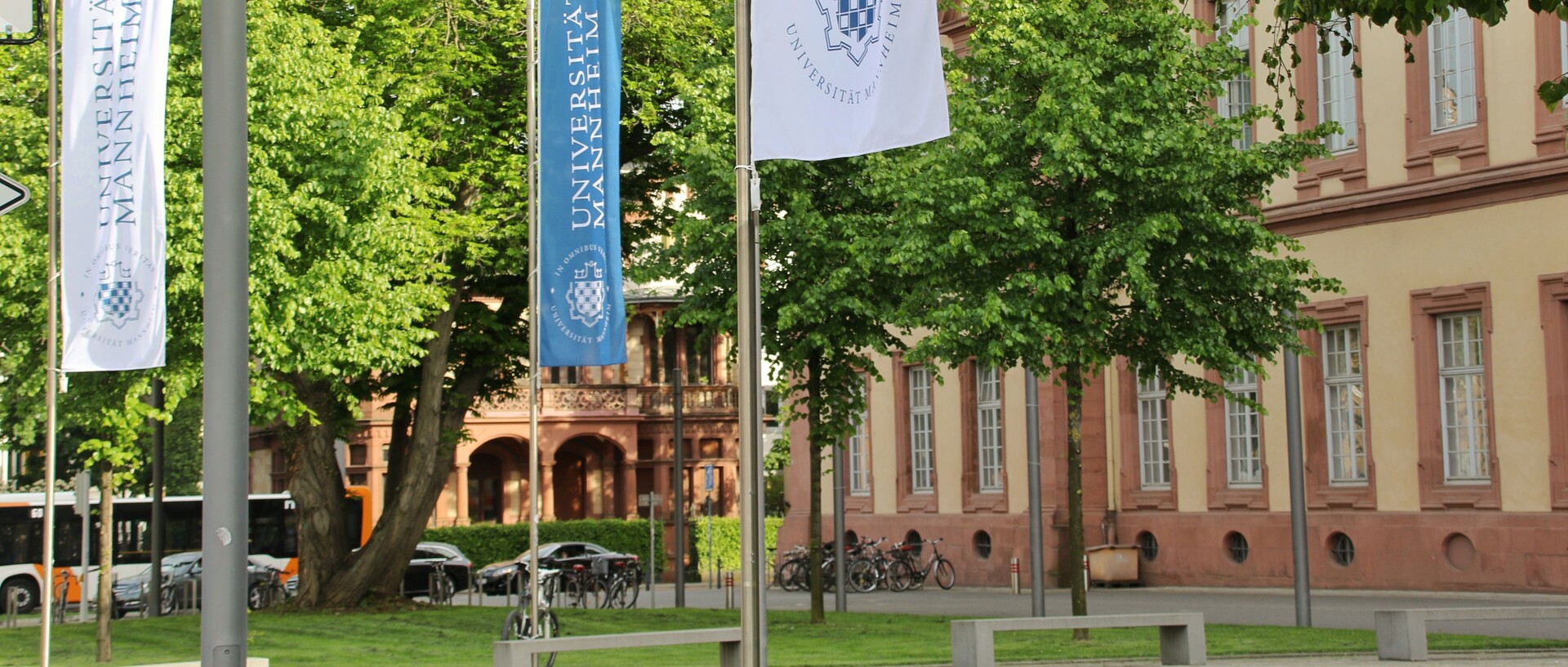 Fahnen der Universität vor dem Ostflügel des Schlosses