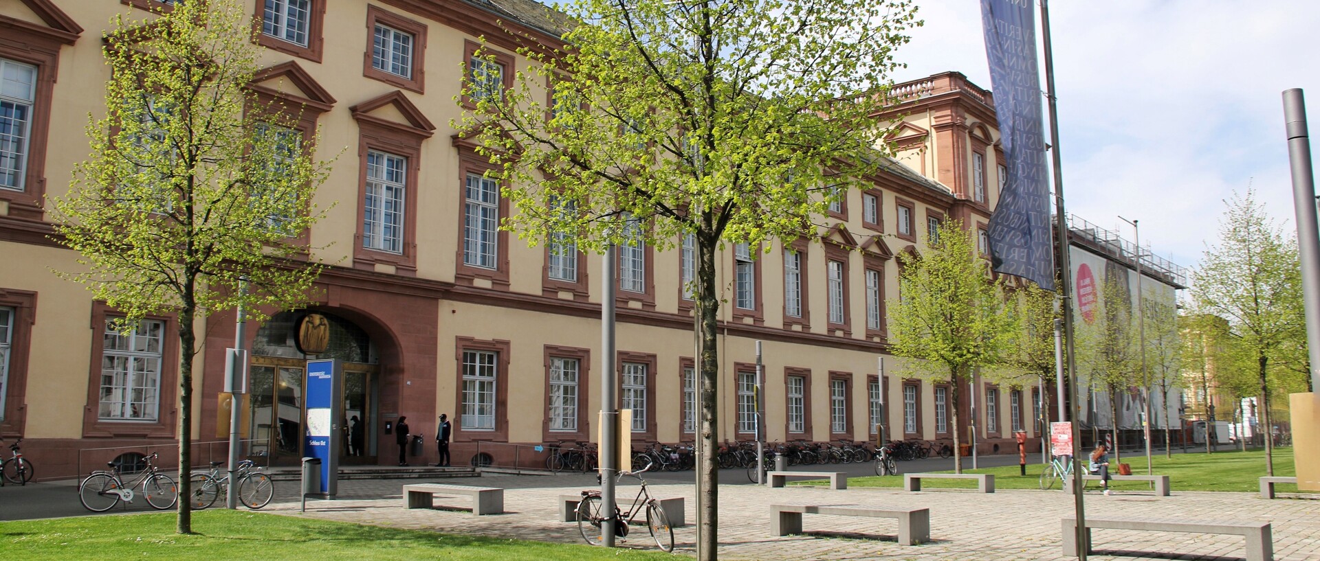 Haupteingang der Universität im Sonnenschein