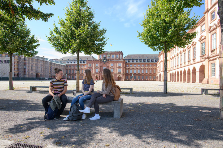 Campusleben, Studierende am Ehrenhof, Studierende
