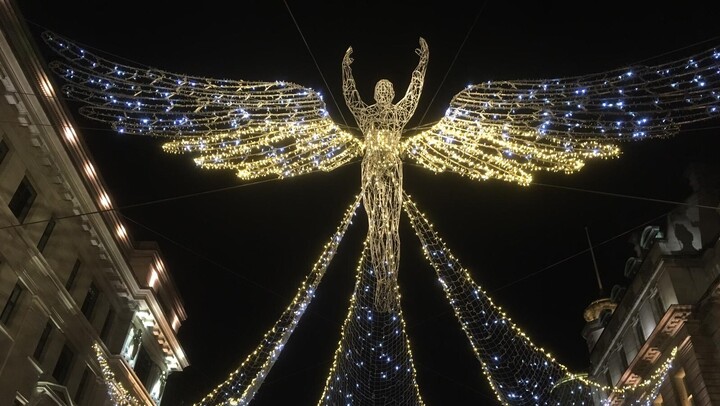 Dekoratives Bild, auf welchem ein Lichterengel in den Straßen Londons zu sehen ist.