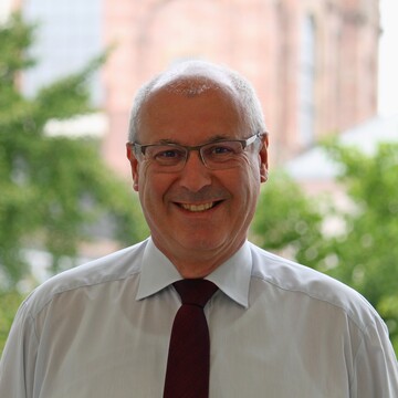 Dr. Gernot Wirth vor grünen Bäumen