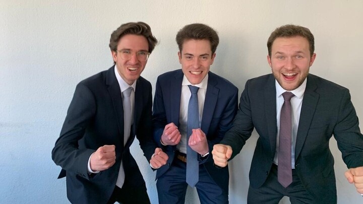 Drei Studenten in Anzug jubeln 