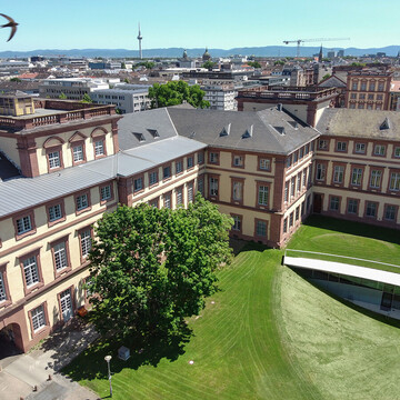 Das Mannheimer Barockschloss von oben und die Stadt mit dem Fernsehturm im Hintergrund.