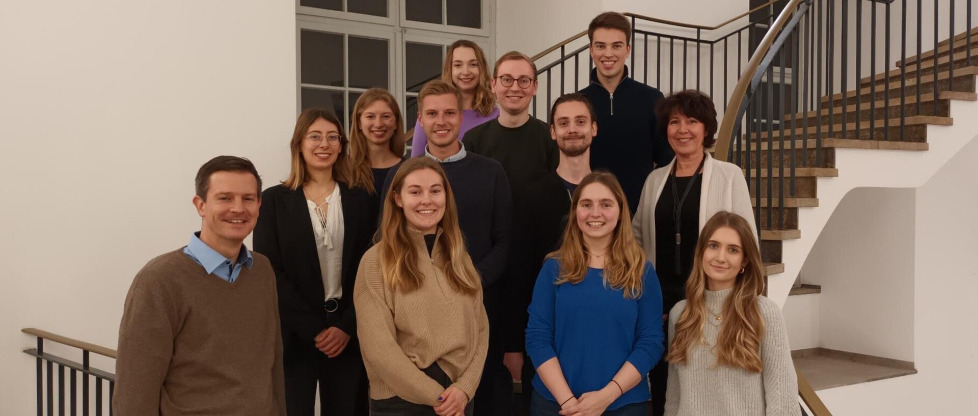 Das Lehstuhlteam mit dem Lehstuhlinhaber, dem Sekretariat und den übrigen Mitarbeitenden