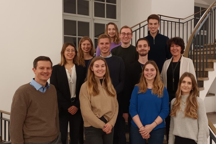 Das Lehrstuhlteam mit dem Lehrstuhlinhaber, dem Sekretariat und den übrigen Mitarbeitenden