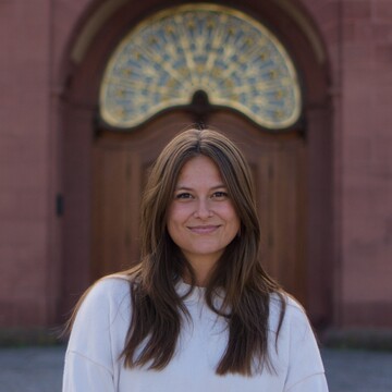 Wissenschaftliche Hilfskraft Swantje Hartz. Sie trägt einen weißen Pullover.