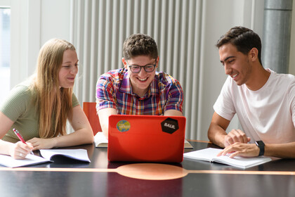 Studierende in der A3-Bibliothek
