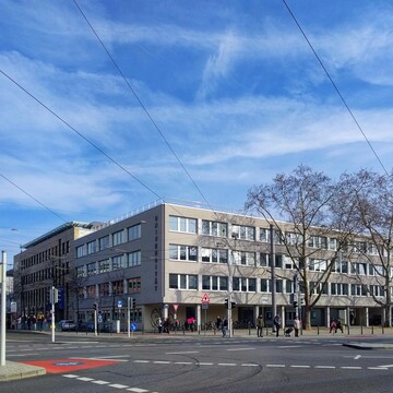 Uni-Gebäude L1 vor blauem Himmel