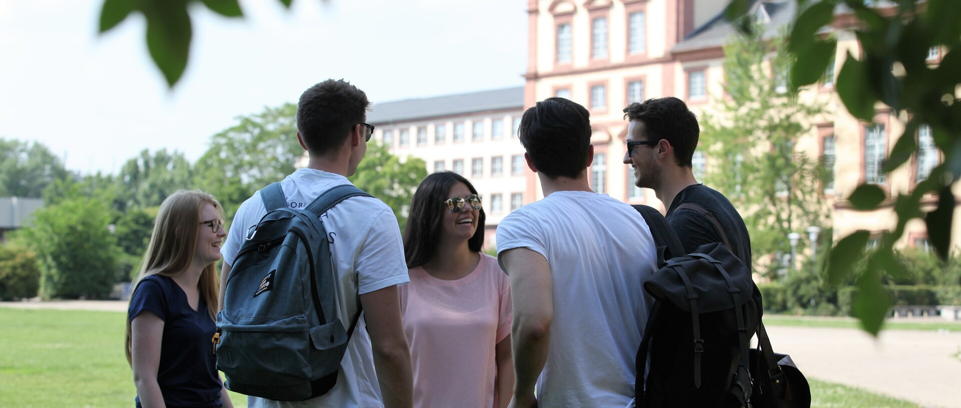 Eine Gruppe Studierender steht auf der Mensawiese