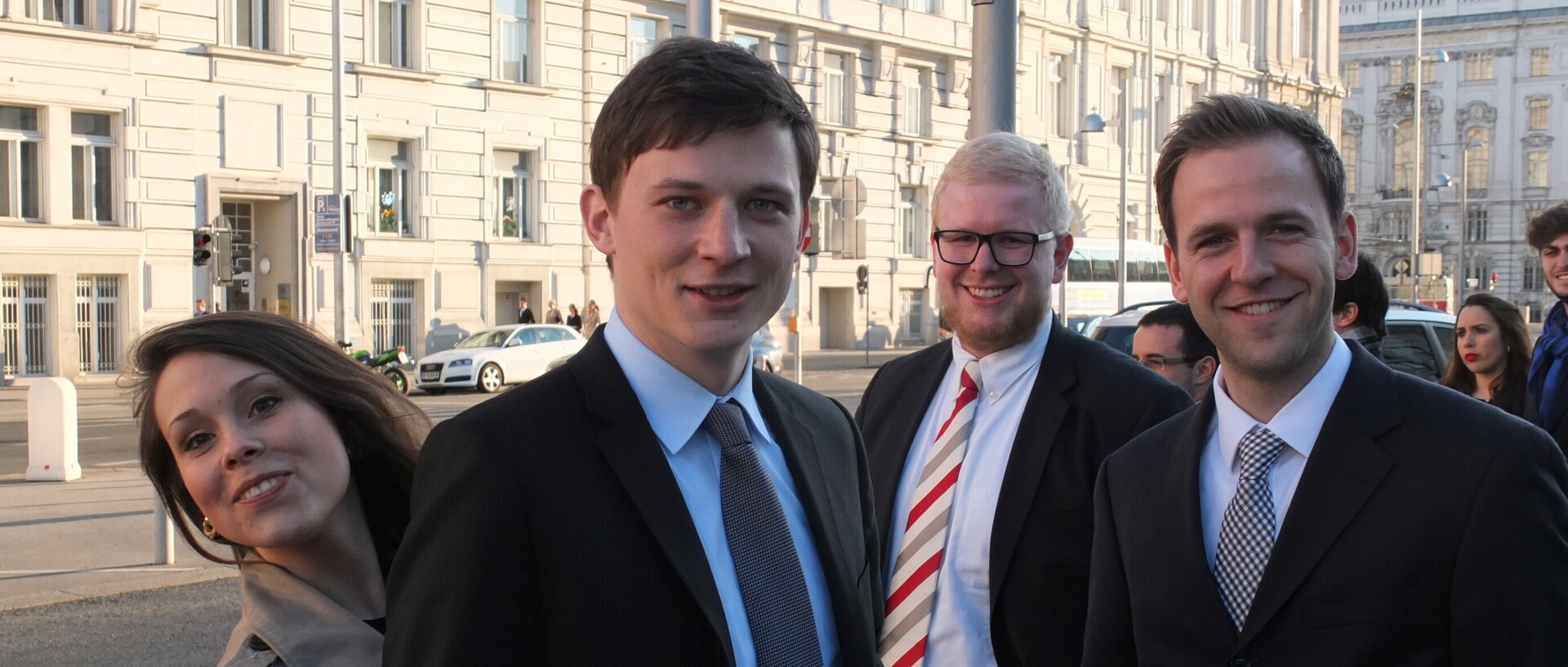 Gruppe Studierender in einer Stadt, im Hintergrund ist ein Zebrastreifen zu sehen