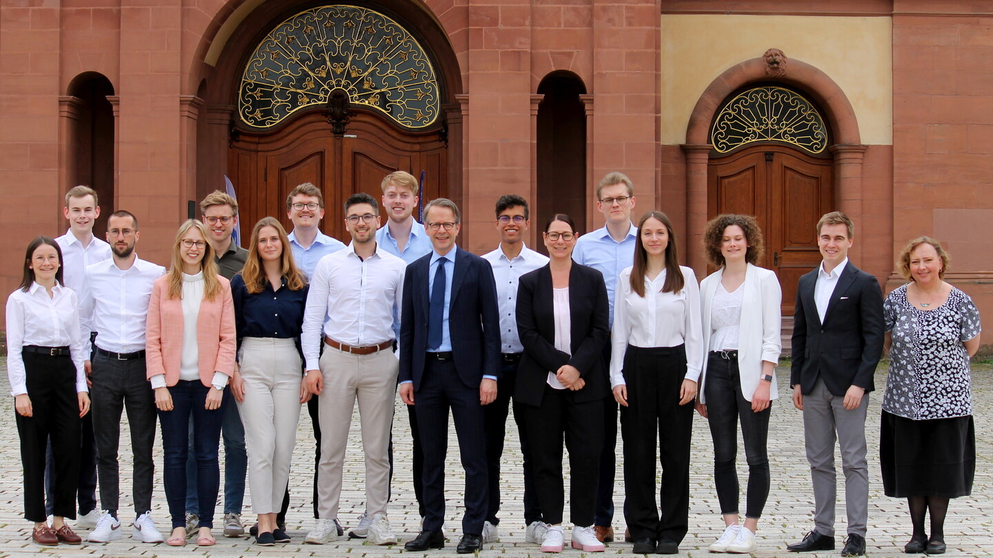 Gruppenfoto des Lehrstuhl-Teams von Herrn Prof. Dr. Carsten Schäfer