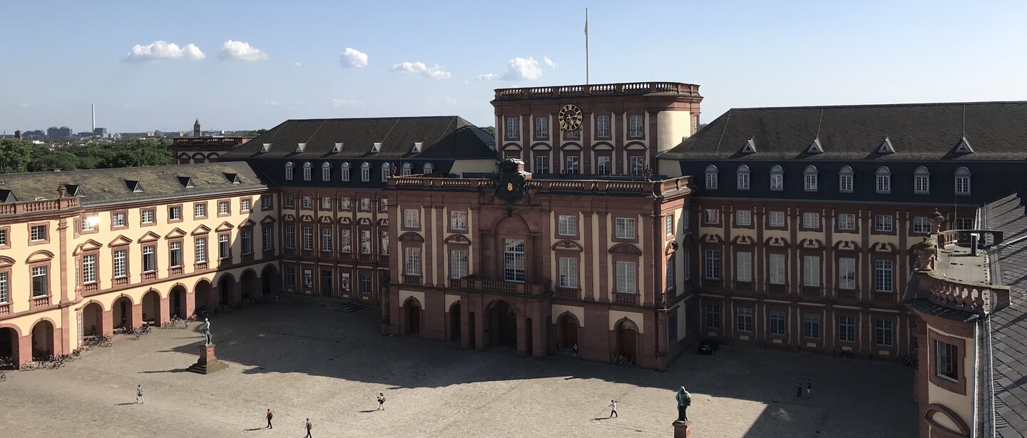 Ehrenhof des Mannheimer Schlosses mit Blick auf den Mittelbau