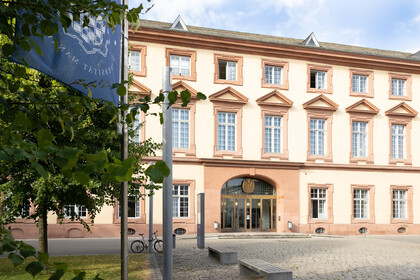 Seitlicher Blick auf den Haupteingang der Universität Mannheim.