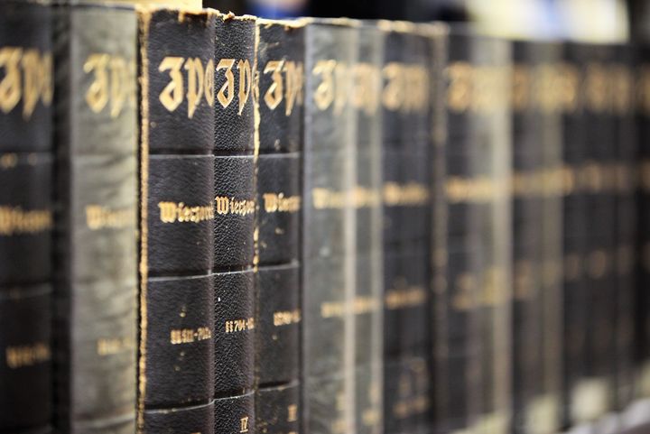 Buchrücken von alten schwarzen Büchern