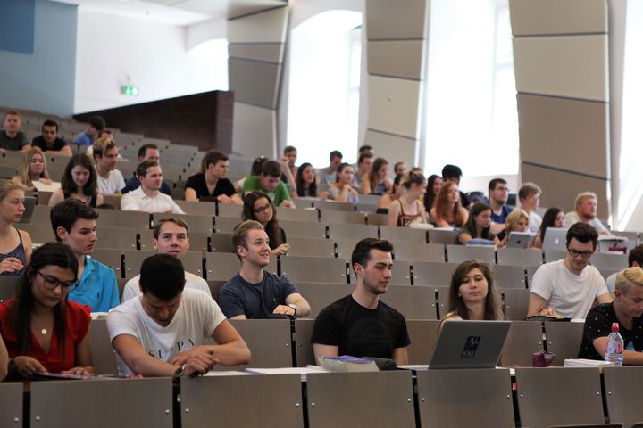 Studierende in einem Vorlesungssaal