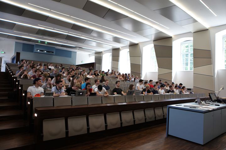 Der Hörsaal SO 108. Studierende sitzen im Hörsaal. 